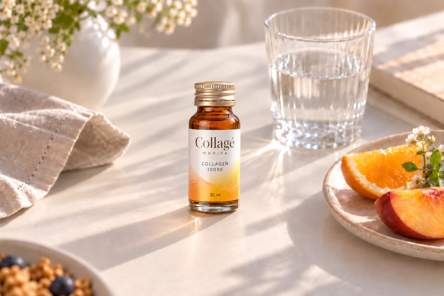 Пляшечка Collagé medica Collagen 10000 на світлому столі з фруктами та склянкою води
