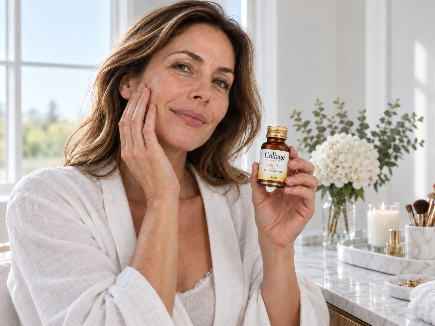 Жінка тримає шот Collagé medica Skin 35+ під час ранкового догляду за собою